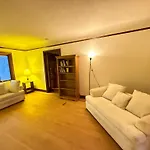 Homestay In Vancouver In Open Living Room- Comfortable & Beautiful Bed