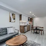 Downtown Vancouver Luxury Apartment - Chic Spacious & Central