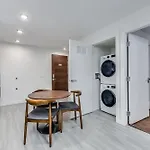 Downtown Vancouver Luxury Apartment - Chic Spacious & Central