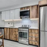 Downtown Vancouver Luxury Apartment - Chic Spacious & Central