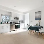 Charming 2-Bd Retreat In The Heart Of Vancouver