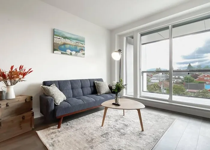 Spacious New Apartment With Working Space@Oakridge