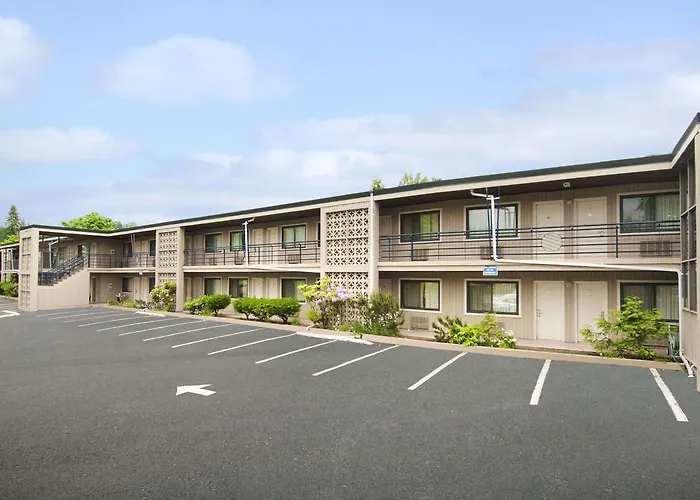 Travelodge By Wyndham Vancouver Lions Gate