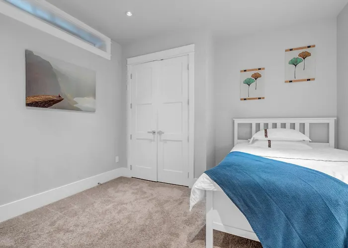 Vancouver West Cozy Retreat By Host Launch