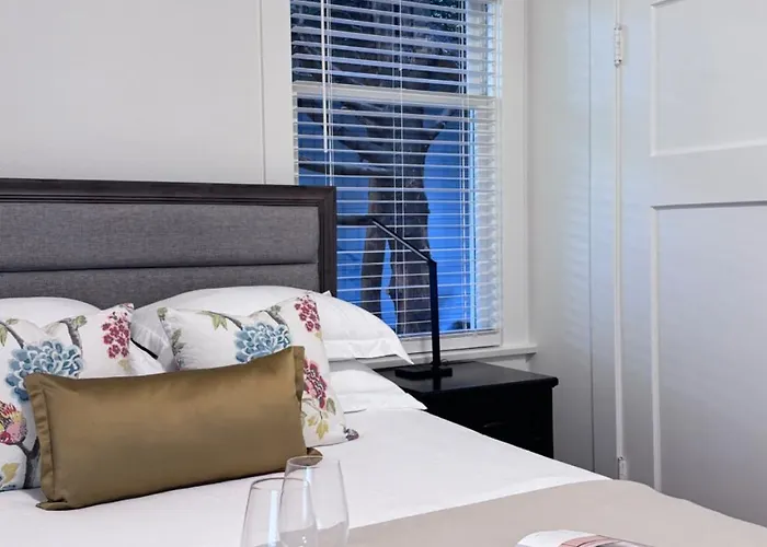 Deluxe Queen Bedroom With Bathroom In Vancouver West