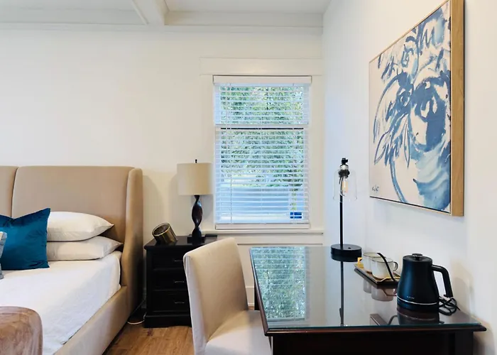 Master King Bedroom Private Bathroom In Vancouver West