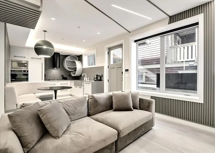Designer 2Br In Downtown Steps From Sunset Beach