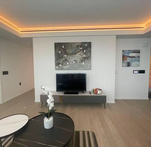 Modern High-Rise Condo Stunning City & Bay Views