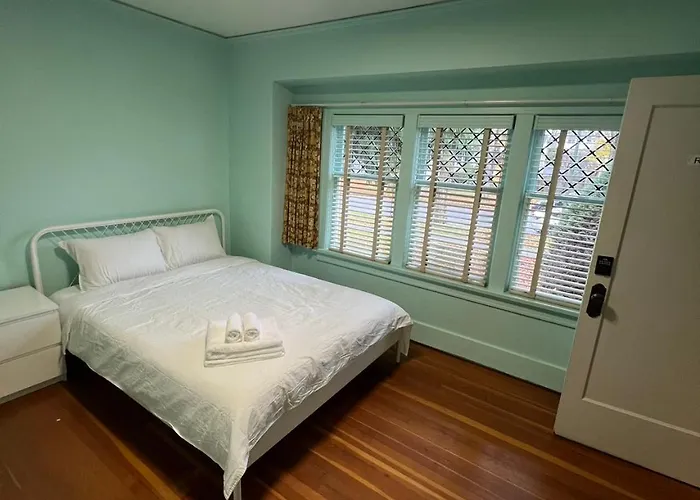 Vintage And Secluded Room In Vancouver West