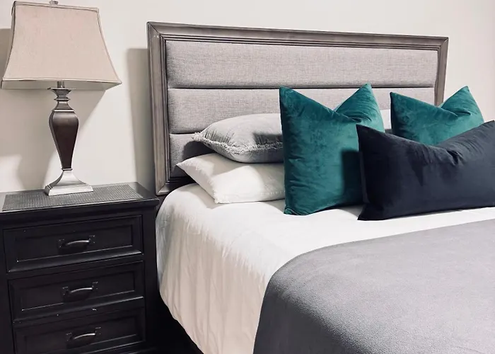 Deluxe Master Queen Bedroom With Bathroom In Vancouver West