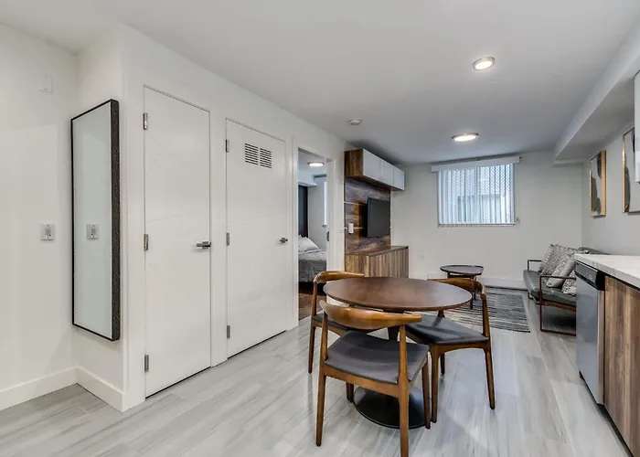 Downtown Vancouver Luxury Apartment - Chic Spacious & Central
