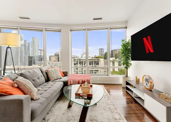 High Rise 2Br Apartment With Panoramic City Views