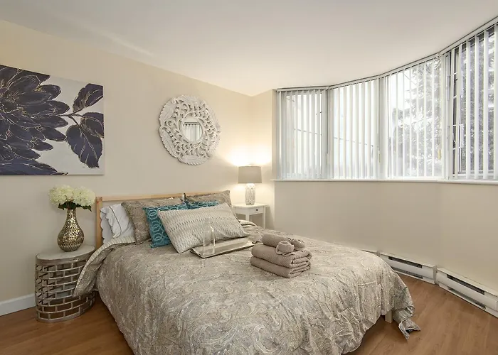 3Br/3Ba Downtown Luxury Townhouse