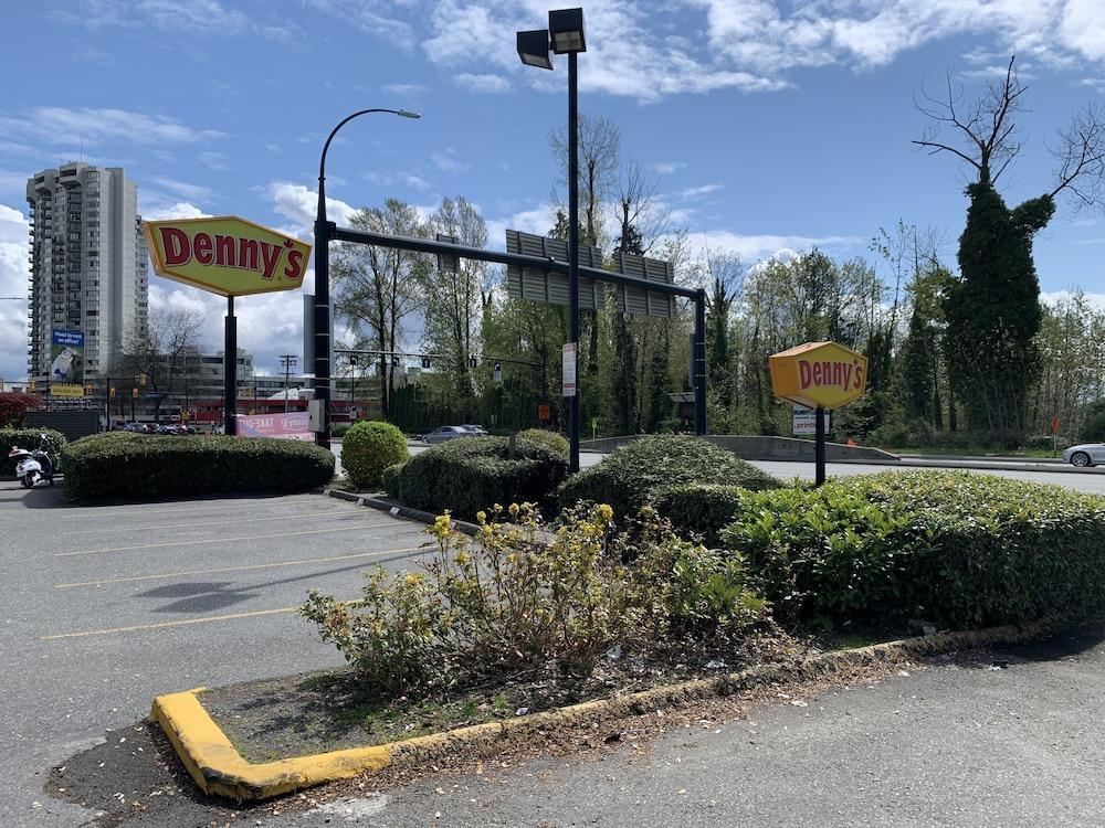 Travelodge By Wyndham Lions Gate Vancouver