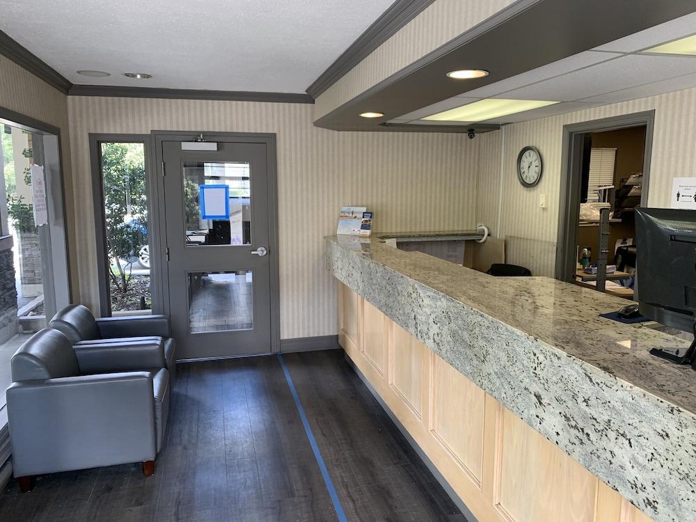 Travelodge By Wyndham Lions Gate Motel 2*
