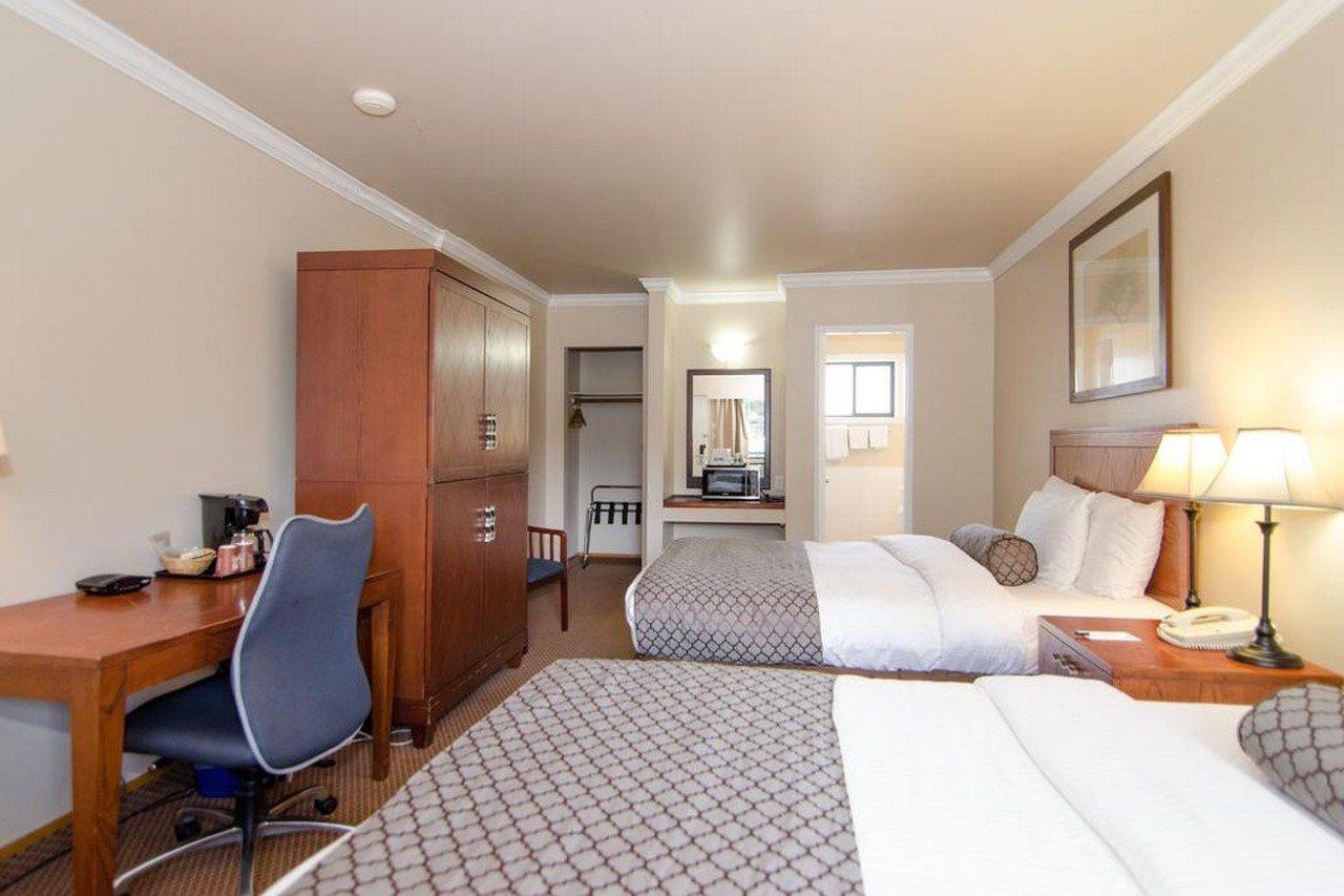Travelodge By Wyndham Lions Gate Motel