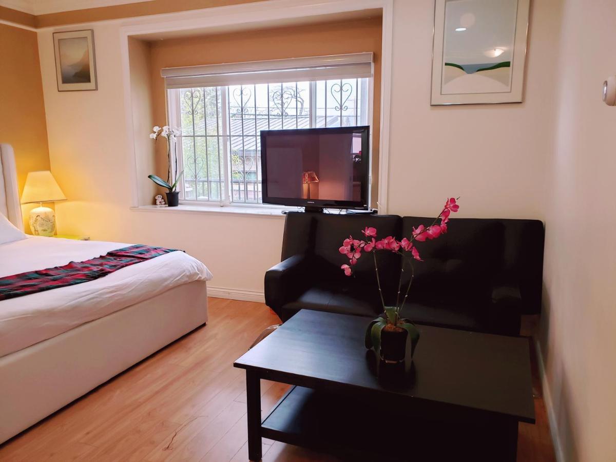 Lisa's Lovely Little House Homestay Vancouver