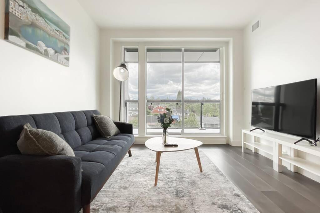 Spacious New With Working Space@oakridge Apartment