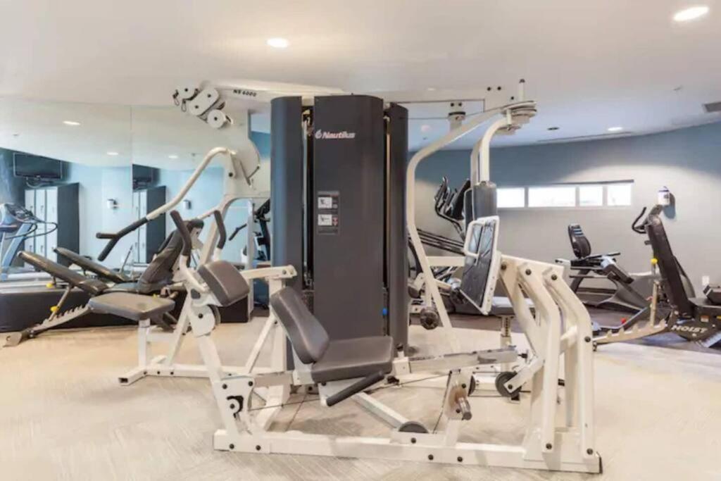 Apartment Beautiful 1 Bedroom In The Heart Of Downtown: Parking, Pool & Gym Vancouver