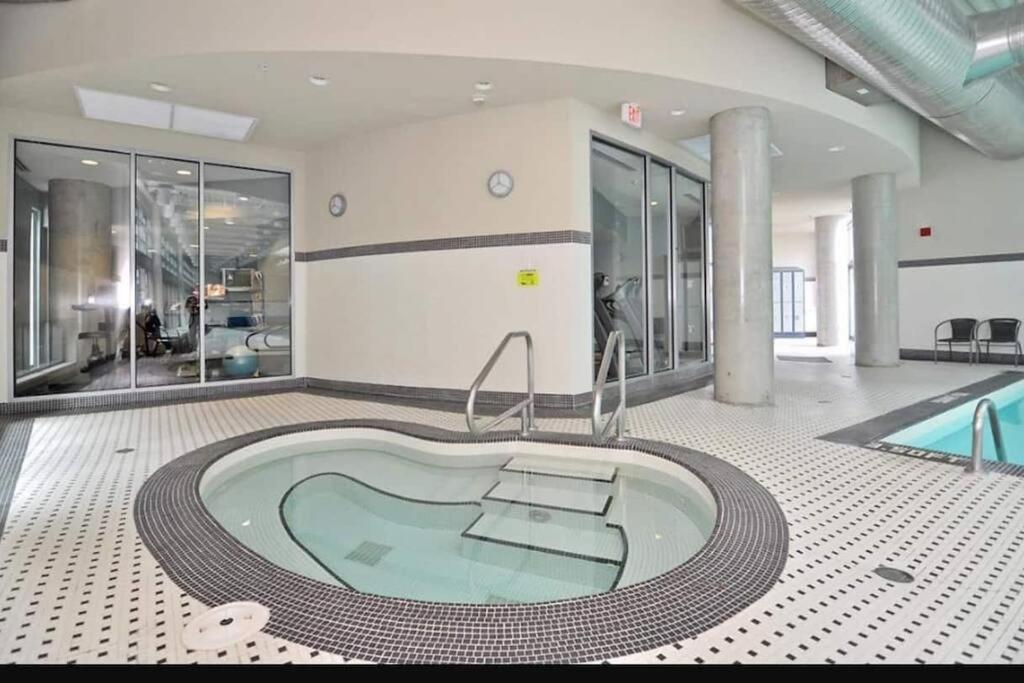 Beautiful 1 Bedroom In The Heart Of Downtown: Parking, Pool & Gym Apartment *