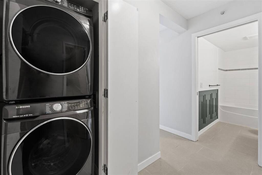 Beautiful 1 Bedroom In The Heart Of Downtown: Parking, Pool & Gym
