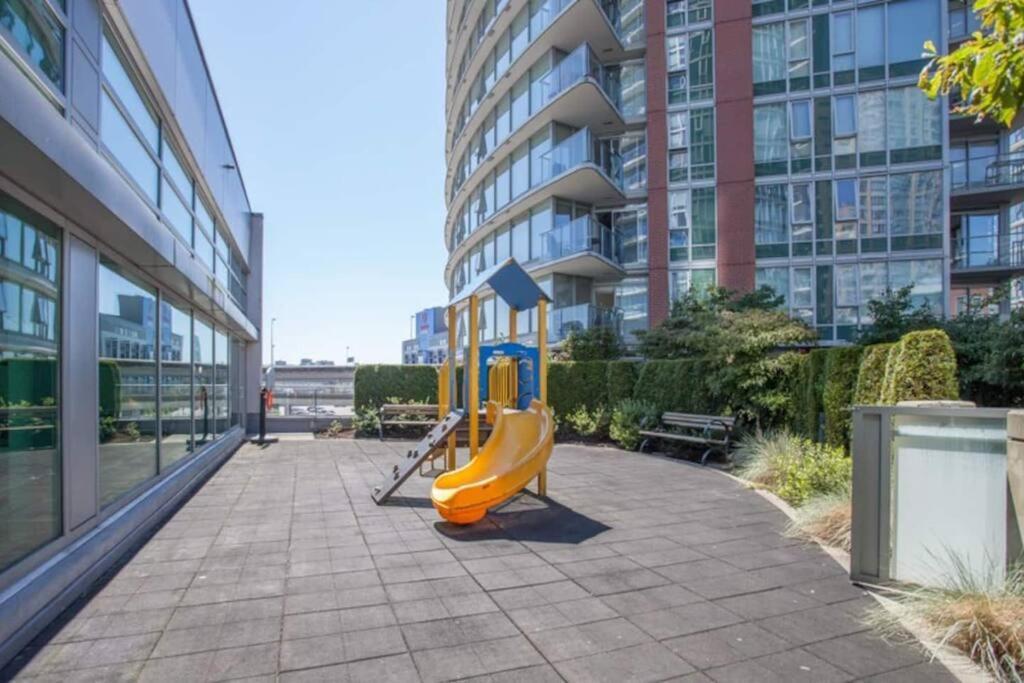 Beautiful 1 Bedroom In The Heart Of Downtown: Parking, Pool & Gym Apartment