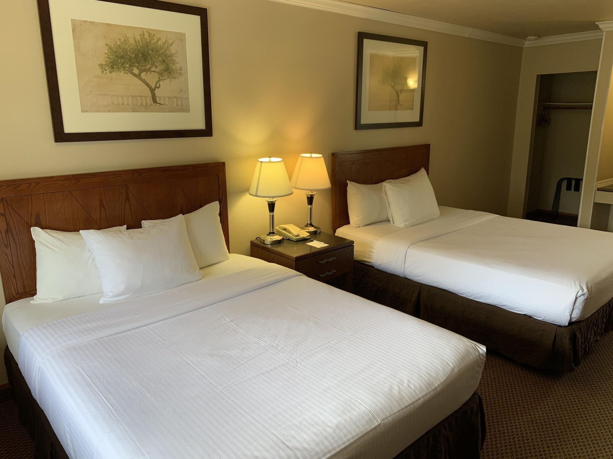 Travelodge By Wyndham Lions Gate Motel