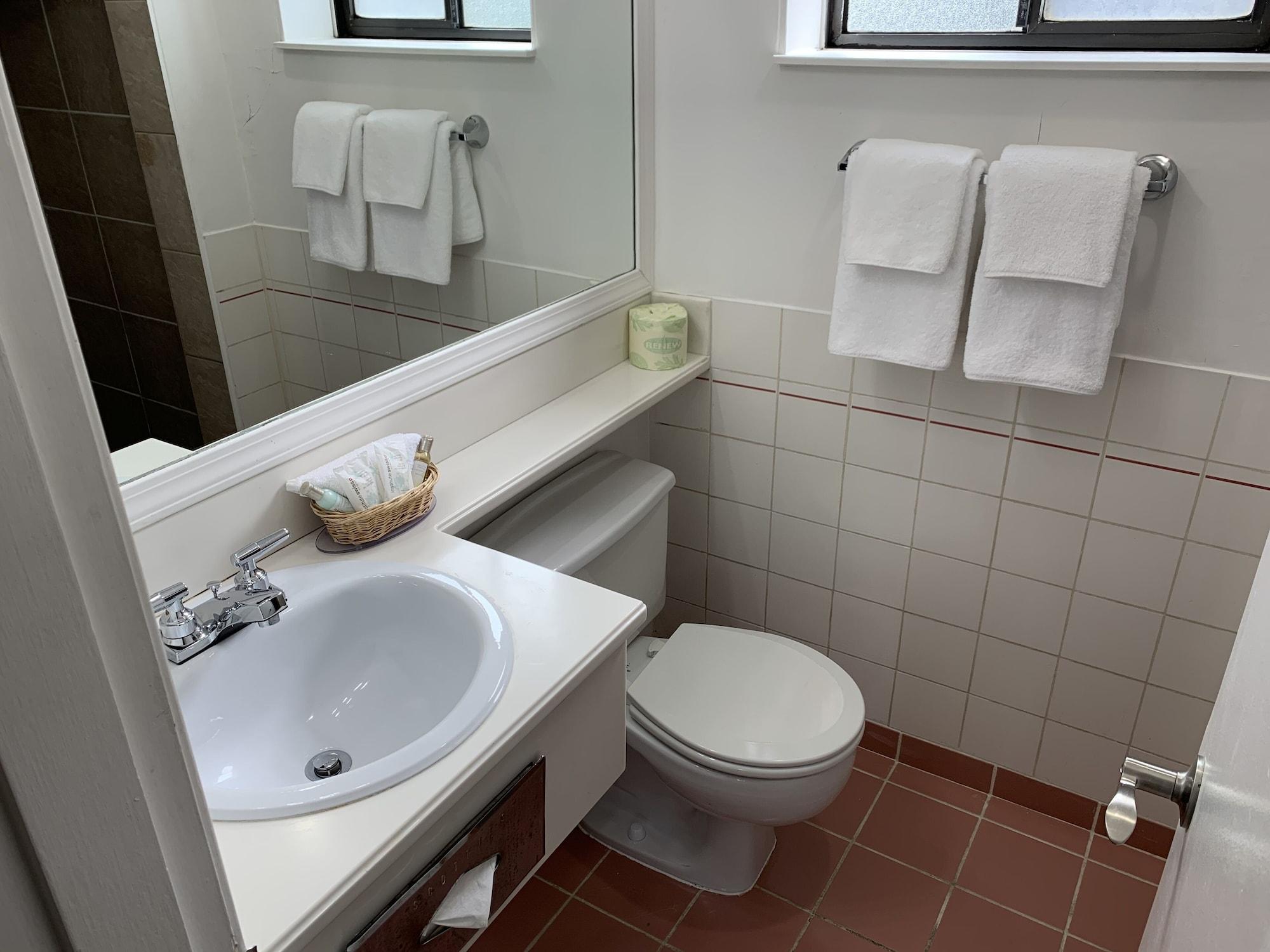 Travelodge By Wyndham Lions Gate Vancouver