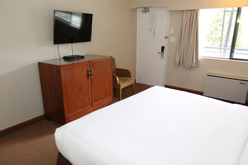 Travelodge By Wyndham Lions Gate 2*