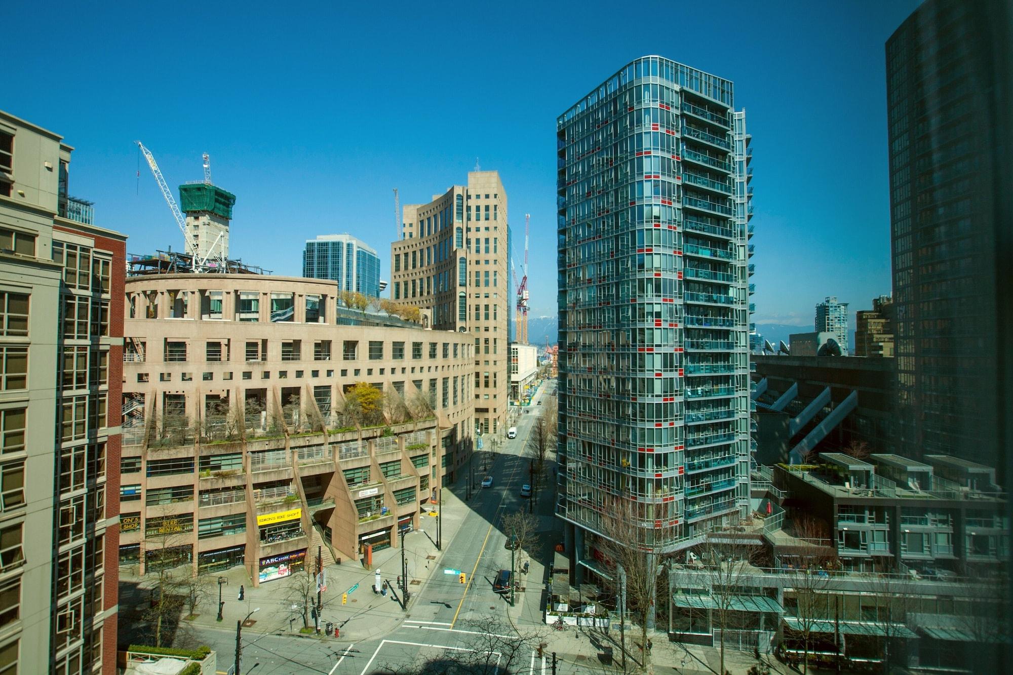 Rosedale On Robson Hotel 3*
