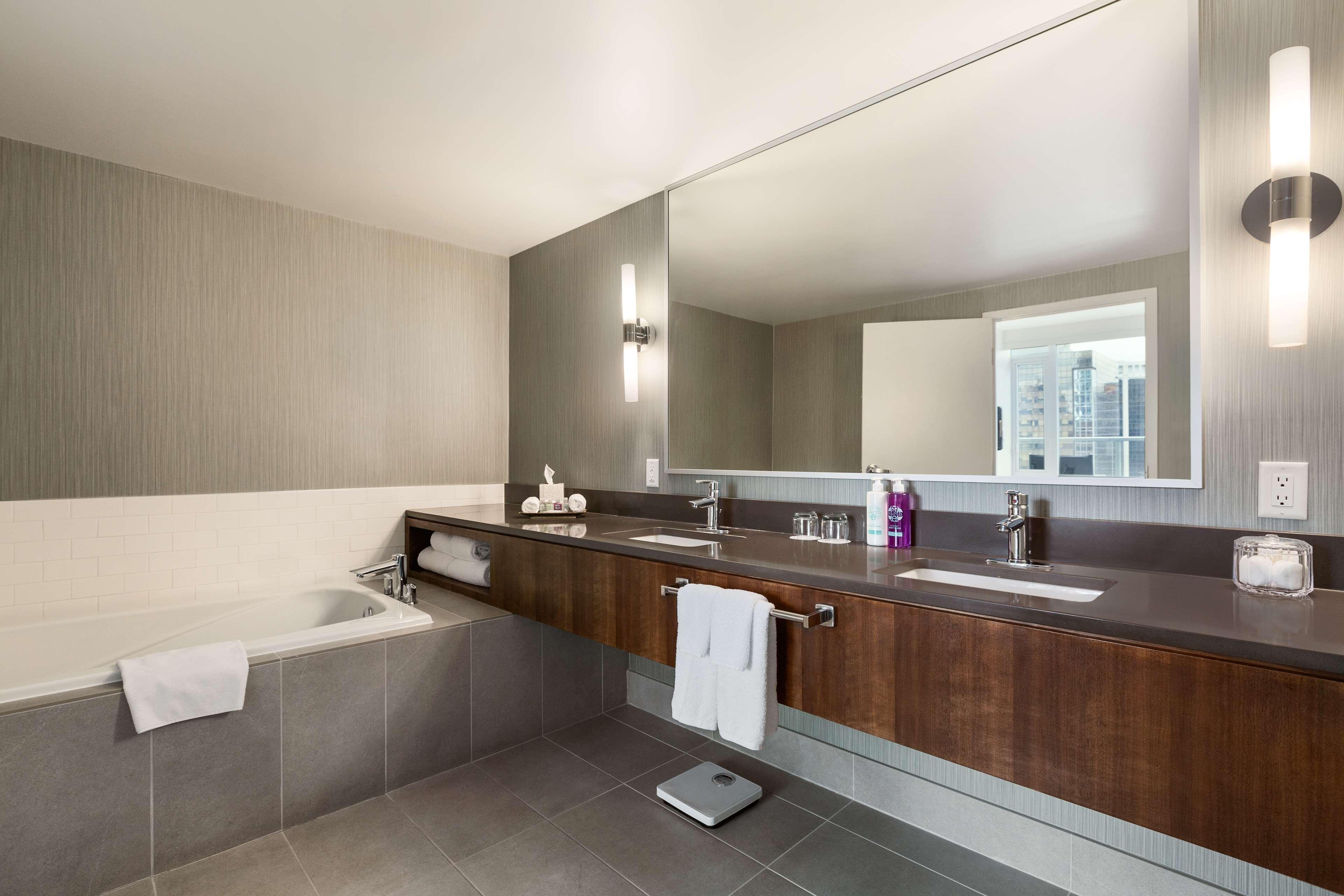 Coast Coal Harbour By Apa Hotel Vancouver