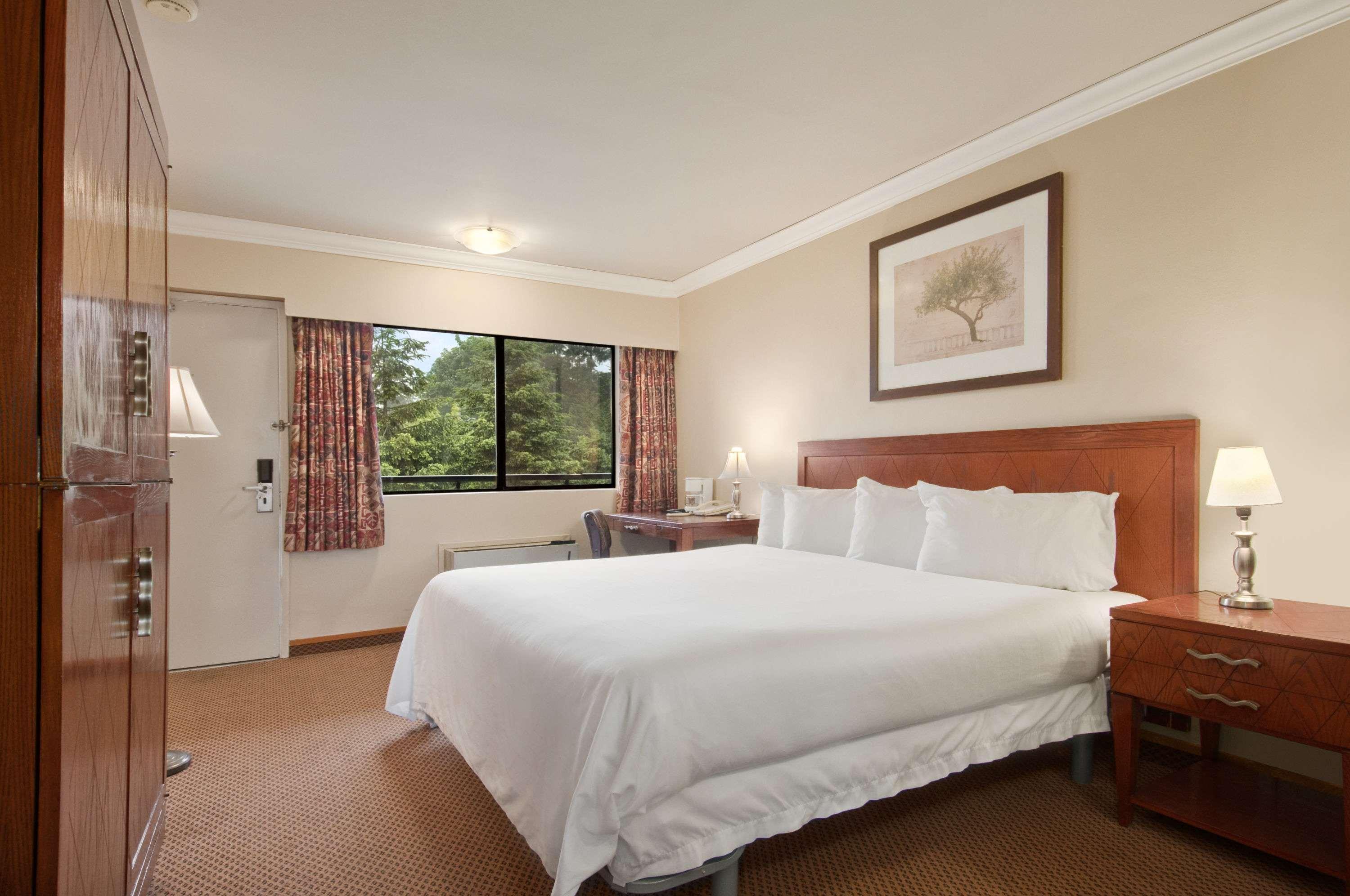 Travelodge By Wyndham Lions Gate 2*