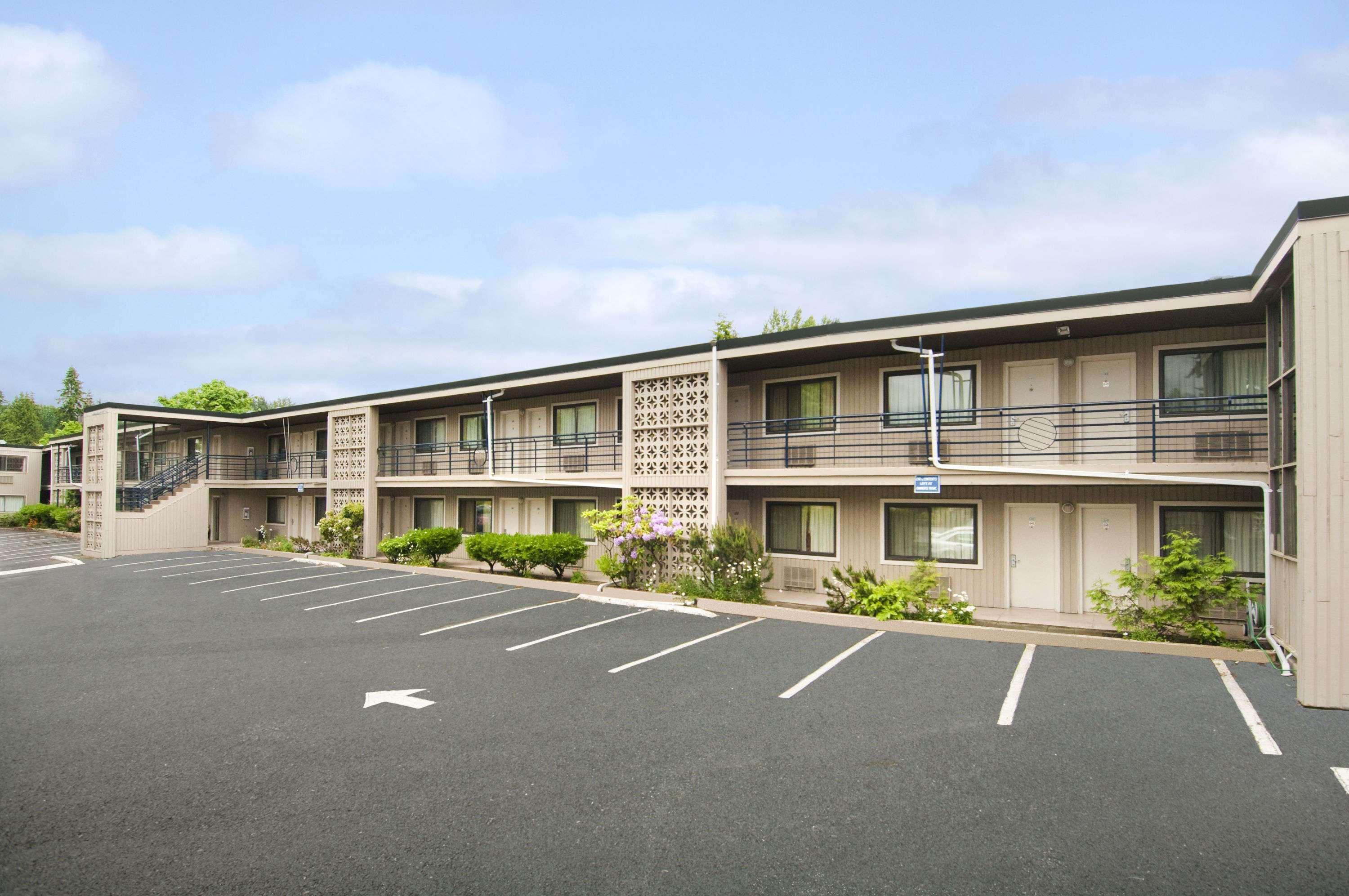 Travelodge By Wyndham Lions Gate 2*