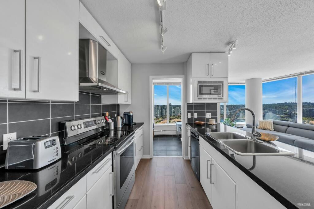 Apartment Spacious Dt 2-bdr High-rise With View, Pool, Gym