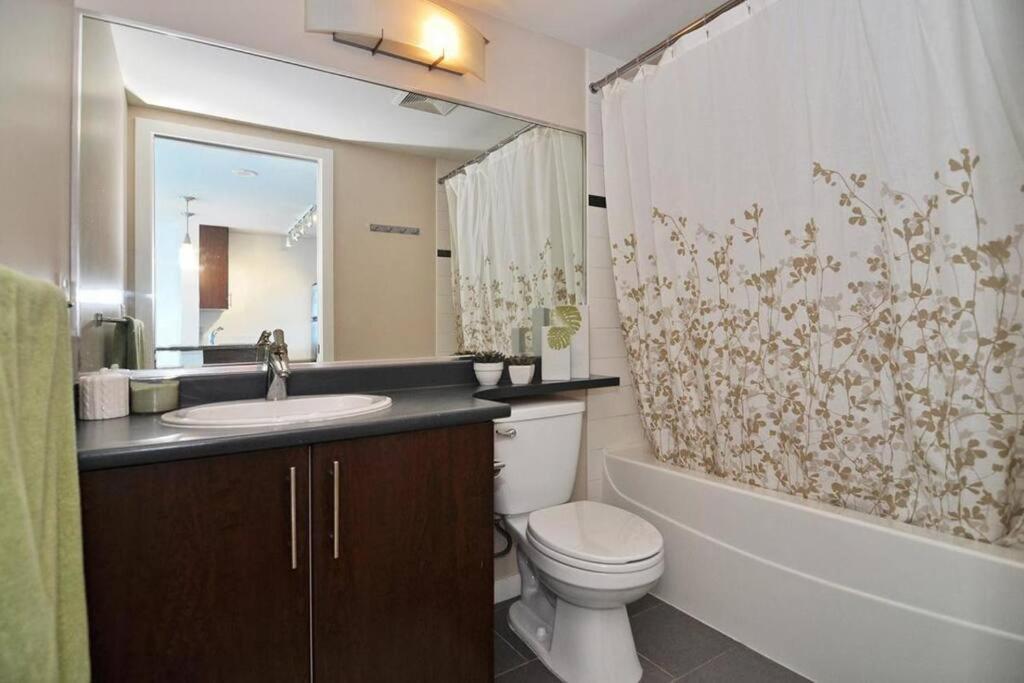 Downtown Living, Location/views/pool/workspace Vancouver