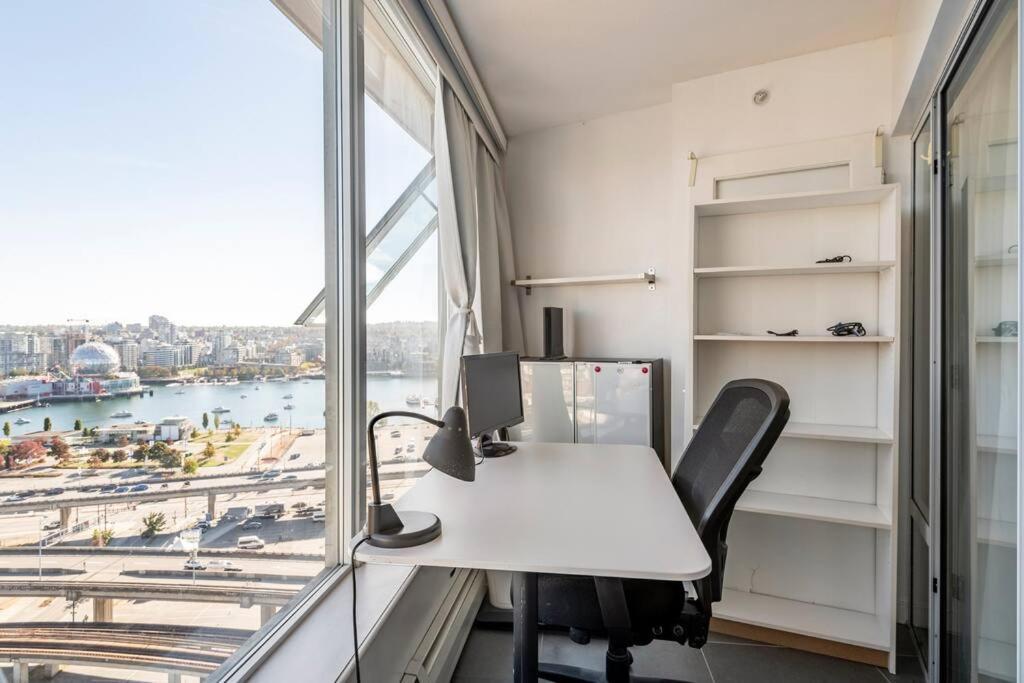 Downtown Living, Location/views/pool/workspace Apartment *