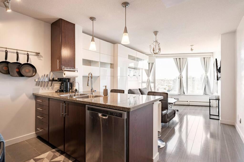 Apartment Downtown Living, Location/views/pool/workspace *