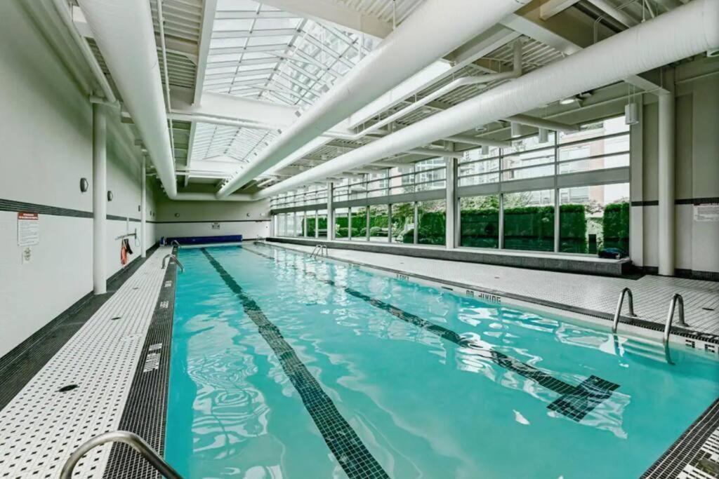 Downtown Living, Location/views/pool/workspace *