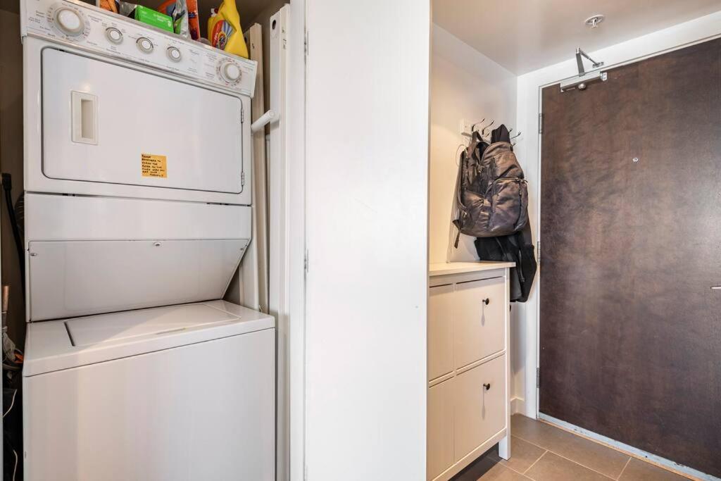 Downtown Living, Location/views/pool/workspace Apartment *
