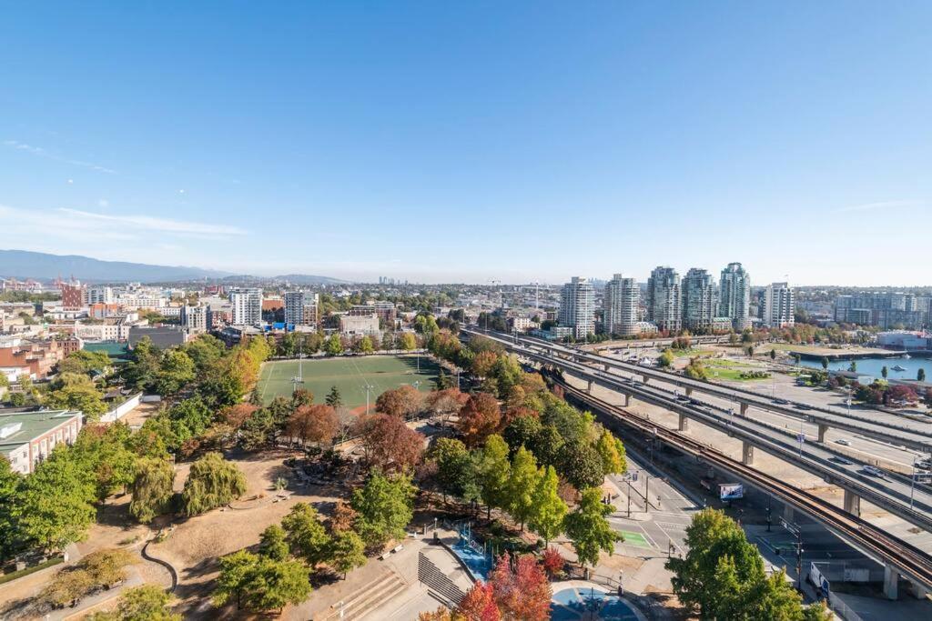 Downtown Living, Location/views/pool/workspace Apartment Vancouver