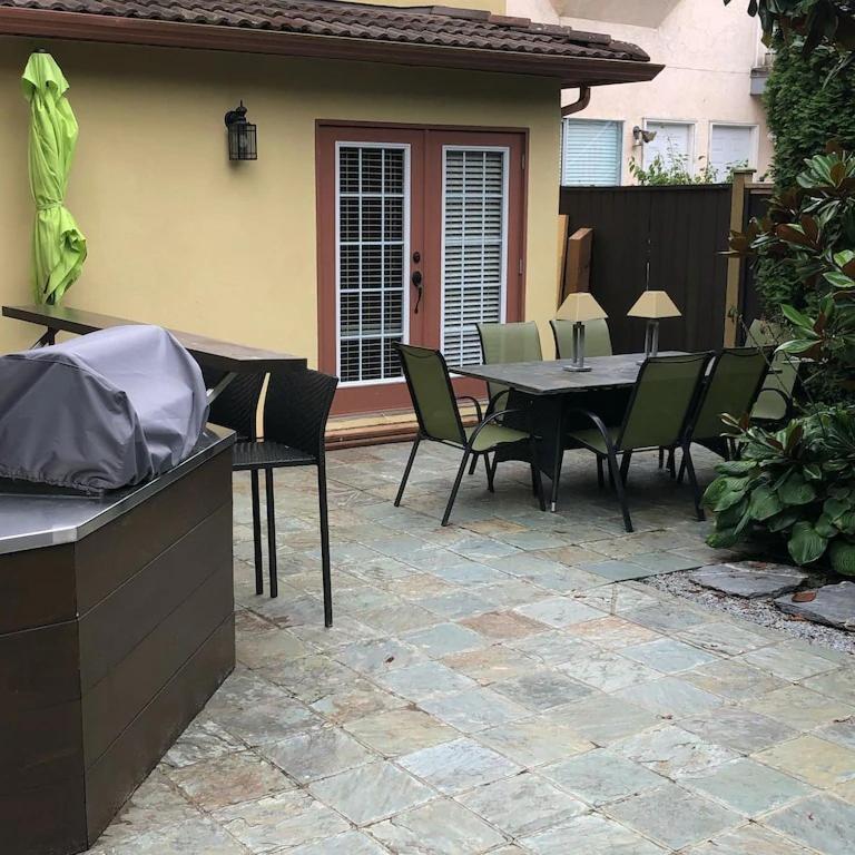 Garden Oasis Near Popular Main Street Apartment