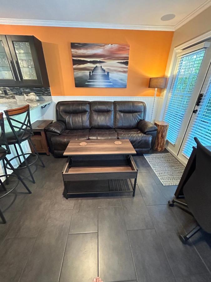 Garden Oasis Near Popular Main Street Apartment