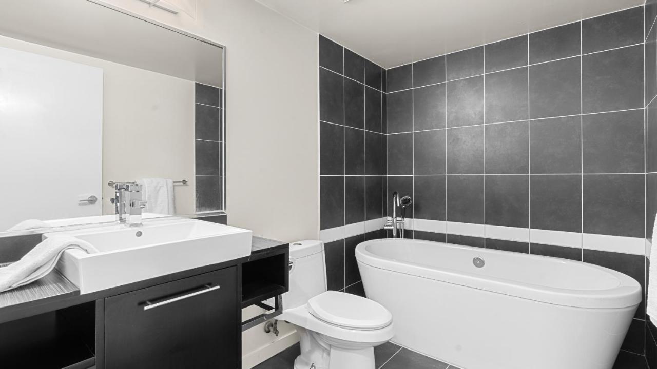 El Tesoro In The Heart Of W/ Air Con, Pool, And Free Parking Apartment