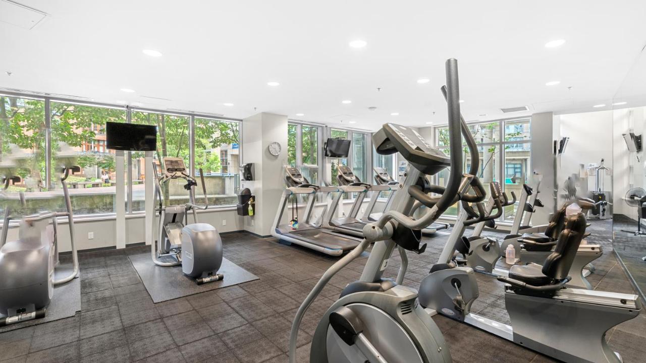 El Tesoro In The Heart Of W/ Air Con, Pool, And Free Parking Apartment Vancouver