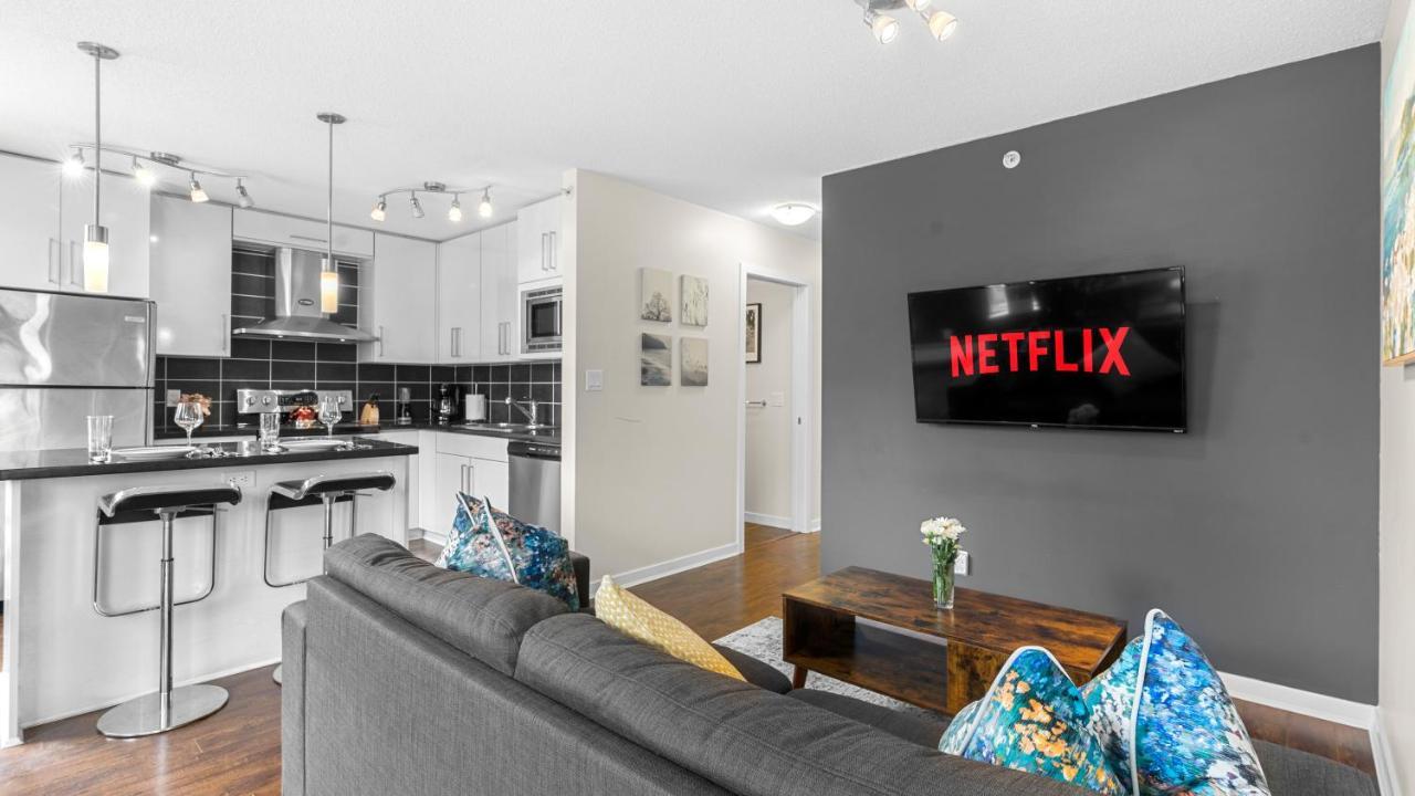 El Tesoro In The Heart Of W/ Air Con, Pool, And Free Parking Apartment Vancouver