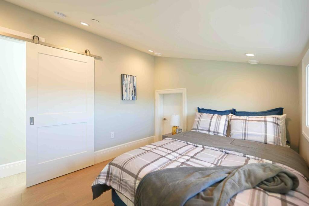 Villa Four Bedrooms New Lovely Duplex -1626 Vancouver