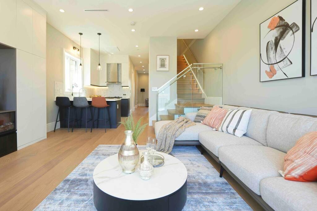 Four Bedrooms New Lovely Duplex -1626 Villa Vancouver