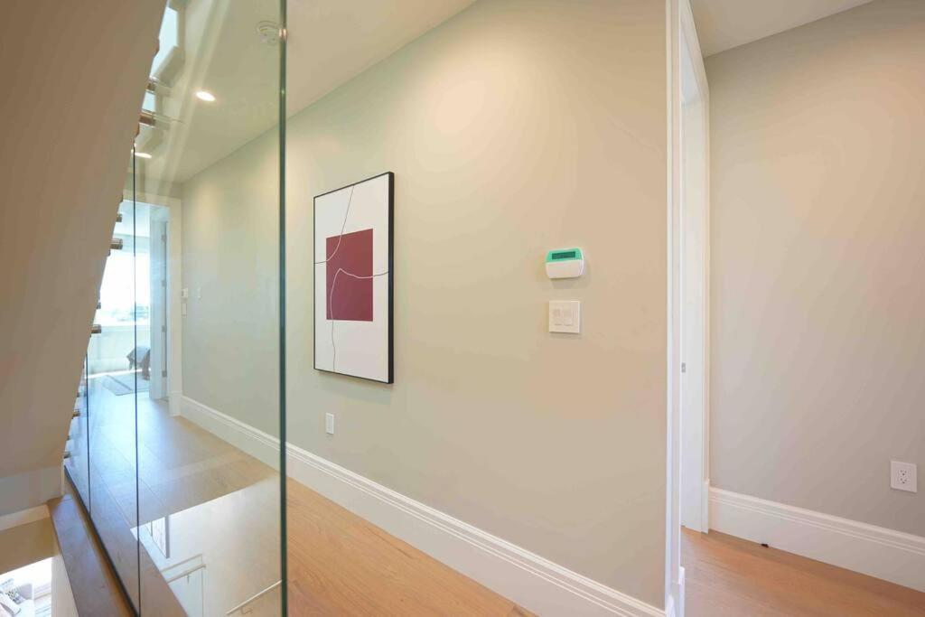 Villa Four Bedrooms New Lovely Duplex -1626 Vancouver