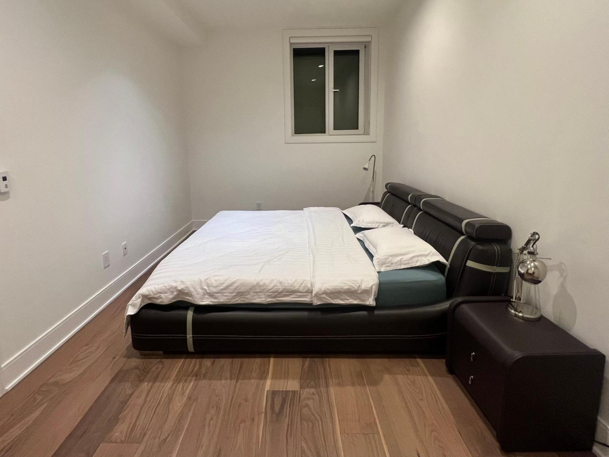 Cozy Bedroom With Private Bathroom In West * Vancouver