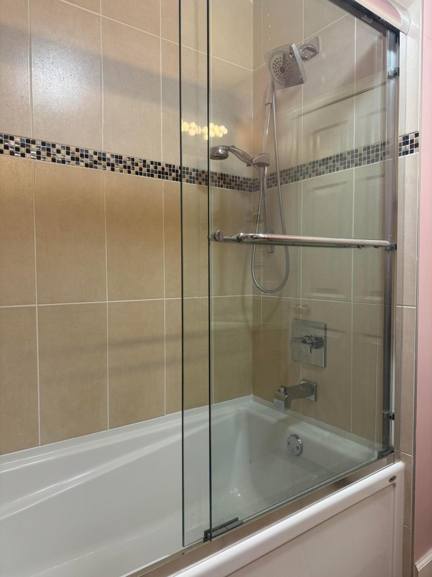 Homestay Comfortable Guest Near Downtown & Sights & Stores *